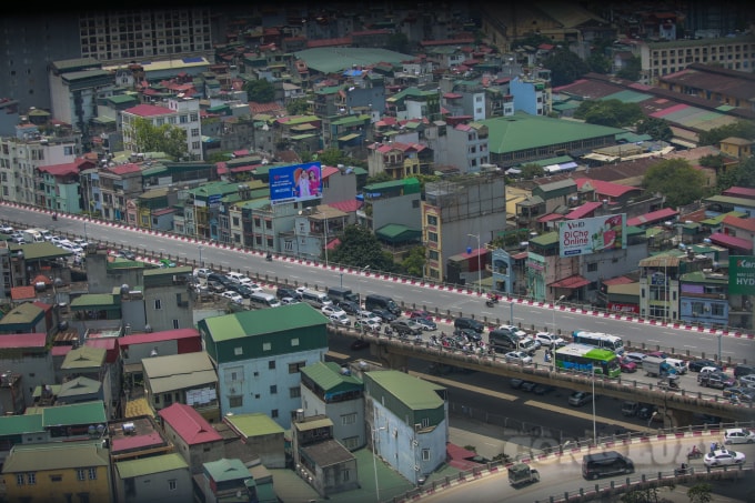 Theo thông tin được biết, đã có 1 vụ va chạm giao thông giữa 4 xe ô tô trên cầu Vĩnh Tuy. Khiến tuyến này cũng tê liệt vài tiếng đồng hồ.