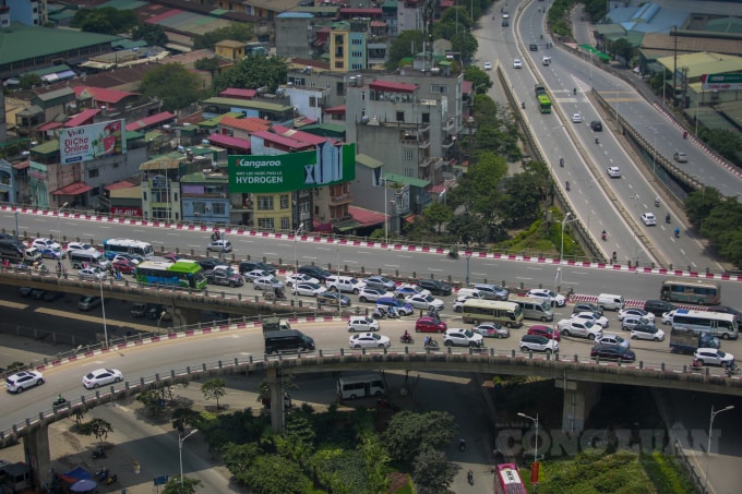 Theo Cục CSGT, nguyên nhân chủ yếu là do người tham gia giao thông vi phạm các hành vi như không chấp hành hiệu lệnh của người điều khiển giao thông, dừng đỗ sai quy định, đi xe vào làn đường khẩn cấp trên cao tốc. Đặc biệt là không giữ khoảng cách an toàn giữa các xe gây ra va chạm giao thông.