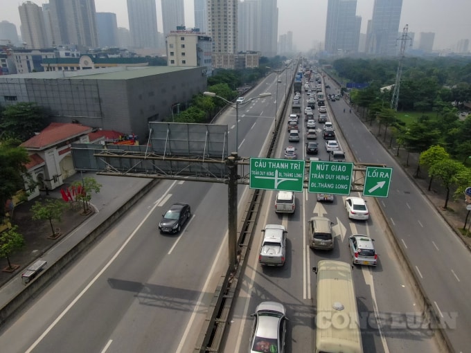 Có thể thấy hướng lưu thông từ vành đai 3 đi cầu Thăng Long thông thoáng. Nhưng chiều ngược lại thì đông đúc phương tiện nhúc nhích từng tý trên đường.