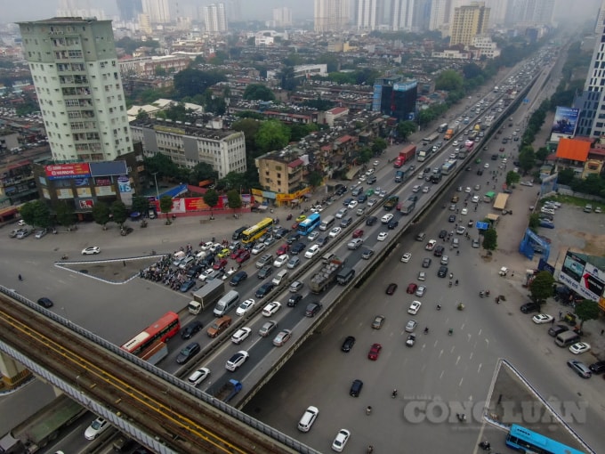 Lượng người di chuyển tăng cao nên trên cả tuyến đường, khiến cho ùn tắc nghiêm trọng.
