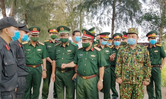 Đoàn công tác do Thượng tướng Nguyễn Phương Nam dẫn đầu kiểm tra tại tuyến biên giới Hà Tiên. Ảnh: Bồ Tiến