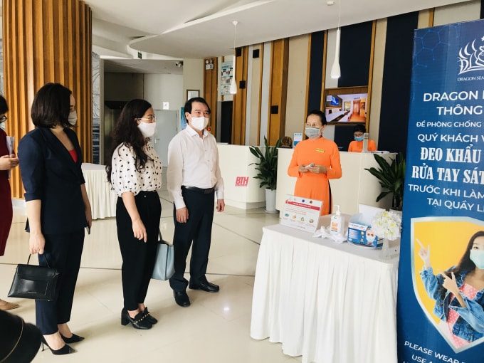 Lãnh đạo Tổng cục Du lịch kiểm tra hoạt động du lịch tại TP Sầm Sơn chiều 29/4. Ảnh: BTH