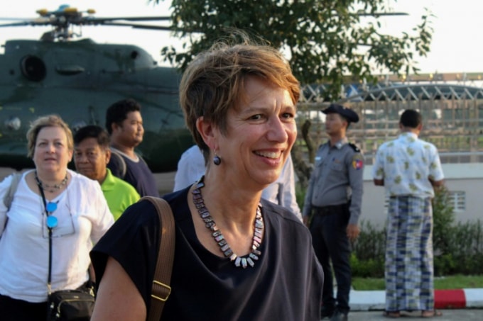 Đặc phái viên LHQ tại Myanmar Christine Schraner Burgener đã gặp lãnh đạo quân đội Myanmar, Tướng Min Aung Hlaing bên lề một cuộc họp ASEAN. Ảnh: AFP