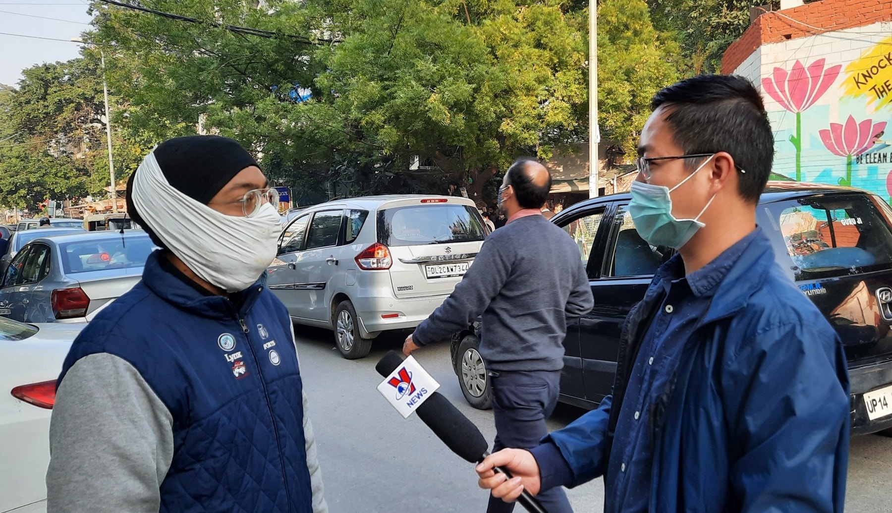 Nhà báo Huy Lê tác nghiệp tại hiện trường tháng 10 năm 2020. Ảnh: NVCC
