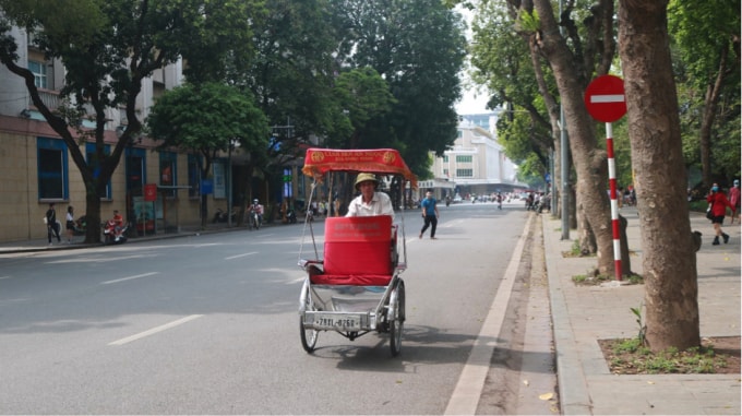 Khác với những ngày thường, tuyến phố Đinh Tiên Hoàng - Hoàn Kiếm, Hà Nội vào những ngày nghỉ lễ dịp 30/4, 1/5 trở nên vắng vẻ và thanh bình.