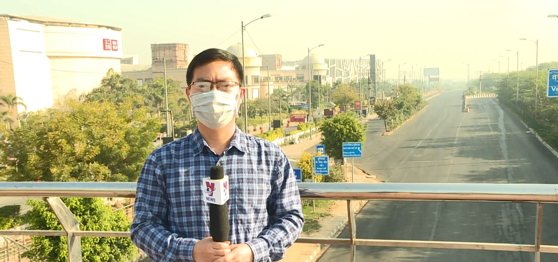 Nhà báo Huy Lê - Trưởng CQTT TTXVN tại thủ đô New Delhi dẫn hiện trường trong ngày Ấn Độ bắt đầu phong tỏa toàn quốc nghiêm ngặt. Ảnh: NVCC