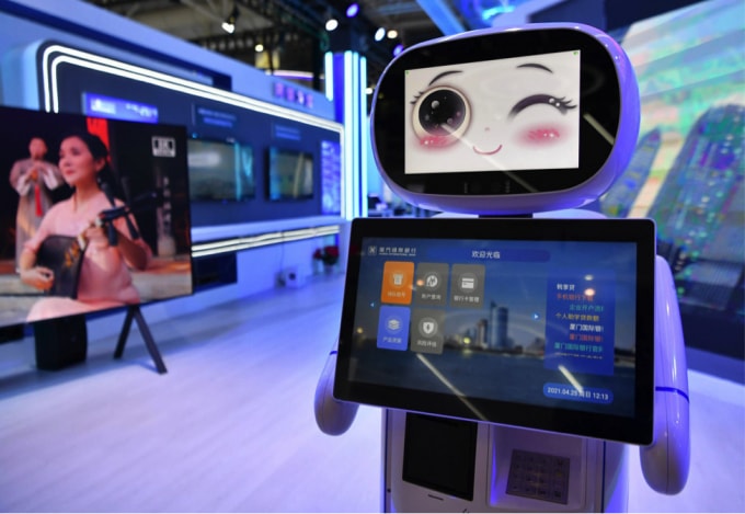 Một robot từ Ngân hàng Quốc tế Hạ Môn được nhìn thấy tại triển lãm thành tựu kỹ thuật số trong Hội nghị thượng đỉnh Trung Quốc kỹ thuật số lần thứ vào ngày 25 tháng 4 năm 2021. Ảnh: Xinhua.