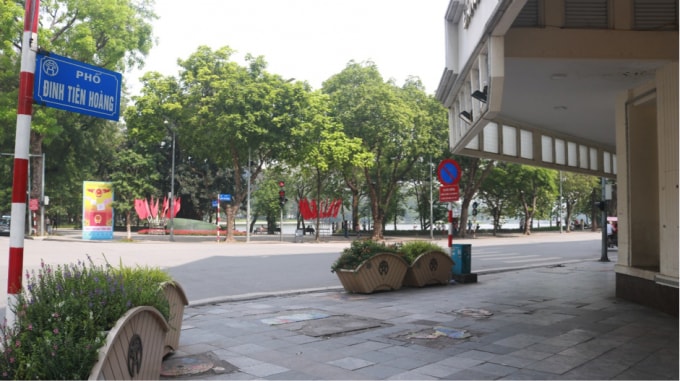 Một góc phố Tràng Tiền giao với Đinh Tiên Hoàng vắng vẻ không một bóng người.