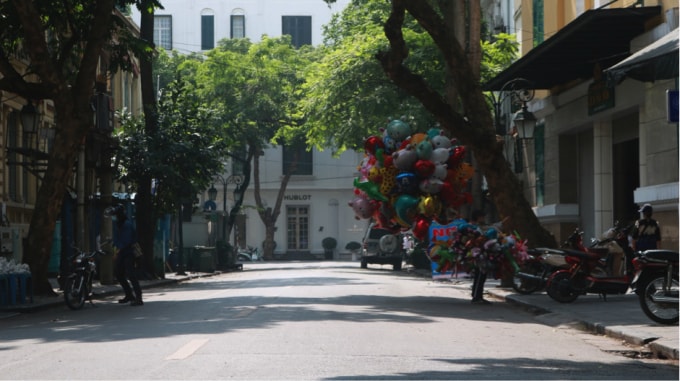 Phố sách Đinh Lễ lúc 10h sáng vắng vẻ hơn những ngày thường.
