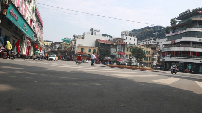 Khu vực tòa nhà Hàm Cá Mập rất vắng vẻ, mọi người hạn chế đến những nơi công cộng để phòng chống dịch.