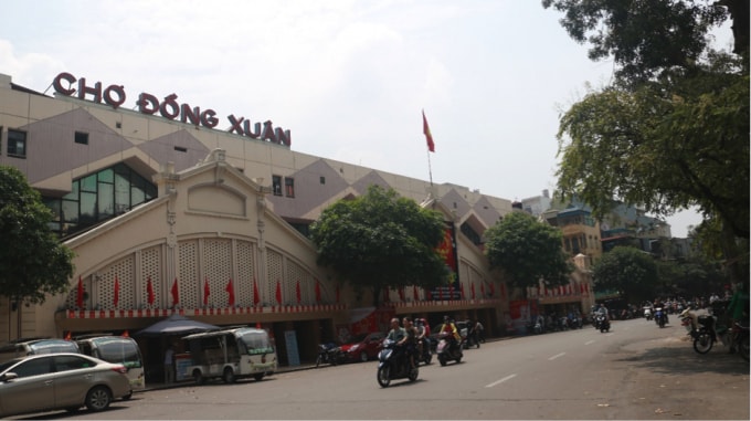Không còn cảnh xe cộ ùn tắc, còi xe inh ỏi ở trước tuyến phố chợ Đồng Xuân.
