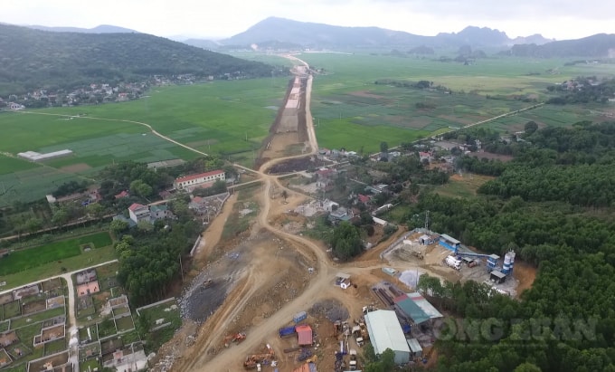 Dự án cao tốc Mai Sơn - Quốc lộ 45 với chiều dài khoảng 63,3km đi qua địa bàn hai tỉnh Ninh Bình và Thanh Hóa. Điểm đầu dự án nằm tại nút giao với đường tỉnh 477 (trùng với điểm cuối dự án thành phần đầu tư xây dựng đoạn Cao Bồ - Mai Sơn) thuộc địa phận huyện Yên Mô, tỉnh Ninh Bình. Điểm cuối dự án tại nút giao với đường Nghi Sơn - Thọ Xuân (trùng với điểm đầu dự án thành phần đầu tư xây dựng đoạn Quốc lộ 45 - Nghi Sơn) thuộc địa phận huyện Nông Cống, tỉnh Thanh Hóa