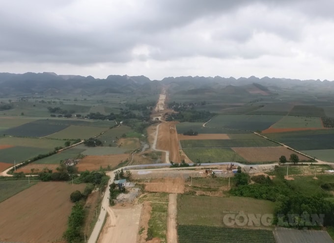 Để đảm bảo chất lượng của hạng mục này, đội ngũ cán bộ kỹ thuật của đơn vị tư vấn giám sát liên tục lấy mẫu đất để thí nghiệm, kiểm tra độ chặt ở các đoạn tuyến đang tổ chức thi công