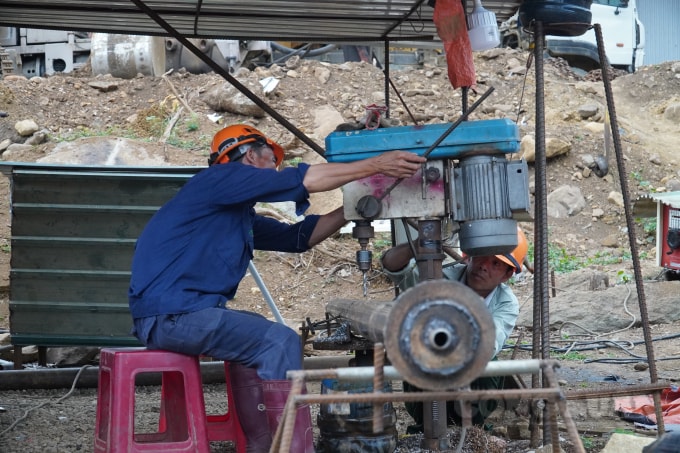 Công nhân tiến hành khoan, cắt các ống dẫn để bơm bê tông vào gia cố hầm sau khi đất đá được đào và đưa ra ngoài