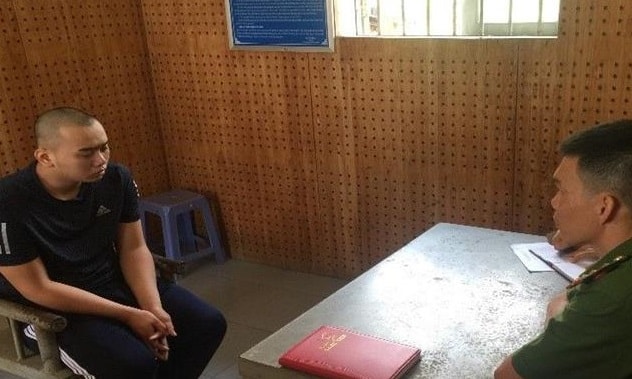 Công an lấy lời khai đối tượng trong chuyên án.