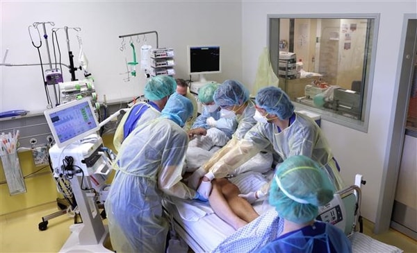 Nhân viên y tế điều trị cho bệnh nhân COVID-19 tại một bệnh viện ở Magdeburg, Đức ngày 28/4/2021. Ảnh: AFP