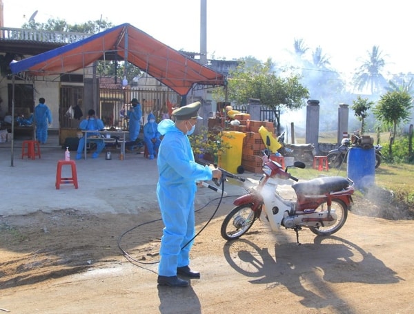 Lực lượng chức năng phun khử khuẩn phương tiện giao thông phòng, chống dịch COVID-19