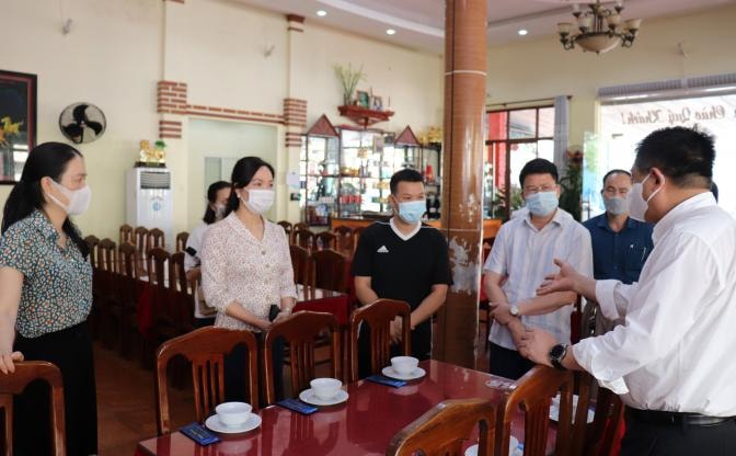 Đồng chí Nguyễn Thị Hạnh, Phó Chủ tịch UBND tỉnh Quảng Ninh kiểm tra công tác phòng dịch tại 1 nhà hàng ở TP Hạ Long. Ảnh: Báo Quảng Ninh.