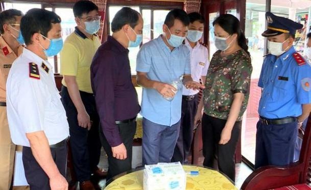 Các ngành chức năng của Quảng Ninh kiểm tra công tác phòng, chống dịch tại các tàu du lịch trên Vịnh Hạ Long. Ảnh: Chính quyền điện tử Quảng Ninh.