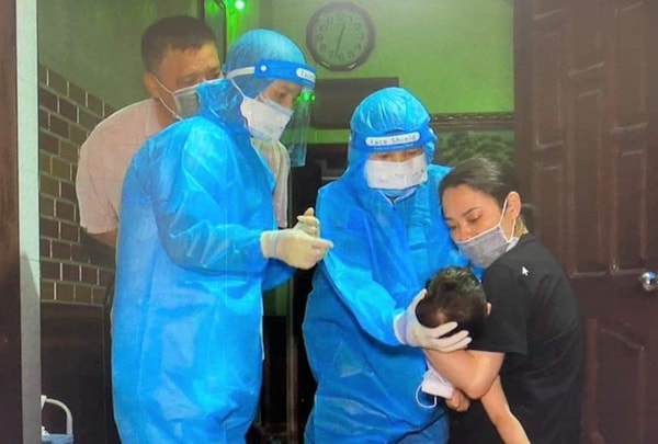 Ngành y tế tỉnh Hà Nam lấy mẫu bệnh phẩm xét nghiệm SARS-CoV-2 cho người dân thôn Quan Nhân, xã Đạo Lý, huyện Lý Nhân, tỉnh Hà Nam