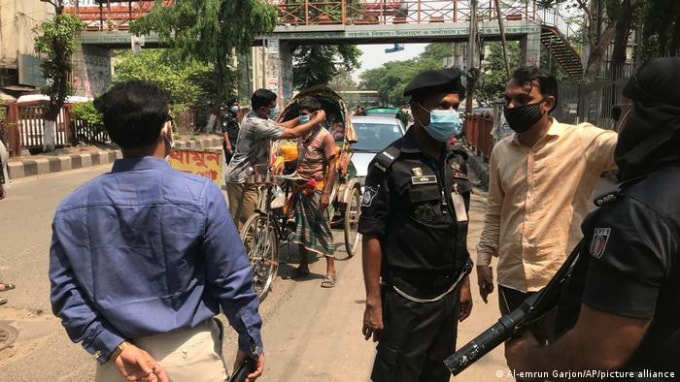 Ban chỉ đạo phòng chống Covid-19 của Bangladéh. Ảnh: DPA