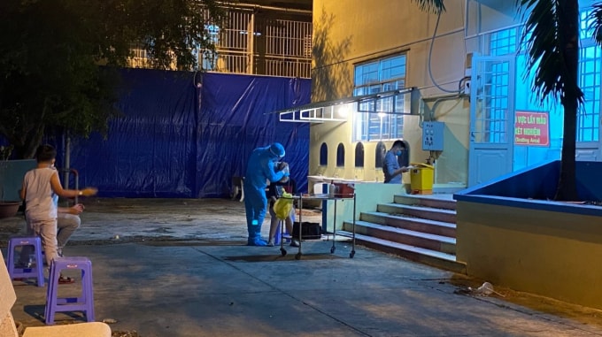 Công tác lấy mẫu xét nghiệm được thực hiện ngay trong đêm (ảnh TL).