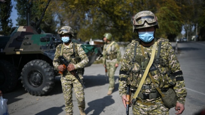 Binh sĩ Kyrgyzstan tại khu vực biên giới tranh chấp giữa hai nước - Ảnh: Reuters
