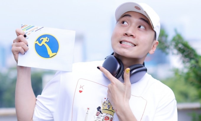 Karik tuy là thành viên mới nhưng cũng không ngại thử thách dù chấn thương chân của anh vẫn còn.