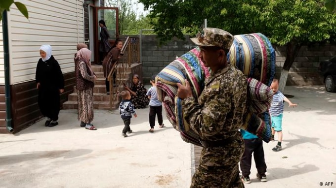 Hàng trăm người bị buộc phải rời khỏi nhà của họ do bạo lực. Ảnh: AFP