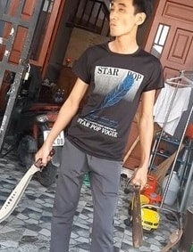 Đối tượng Chính mang mã tấu khi khách hàng đến đòi lại tiền.