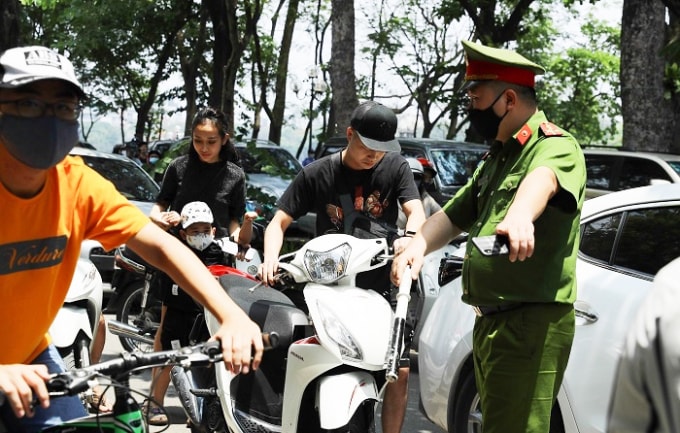 Công an quận Hoàn Kiếm nhắc nhở người không đeo khẩu trang