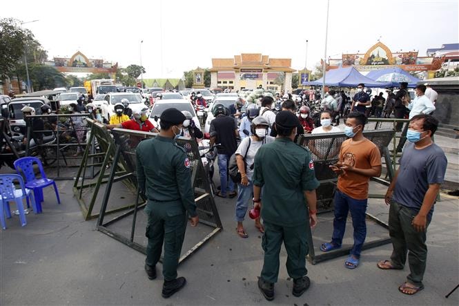 Cảnh sát phong tỏa một tuyến phố để phòng dịch COVID-19 tại Phnom Penh, Campuchia. Ảnh: THX