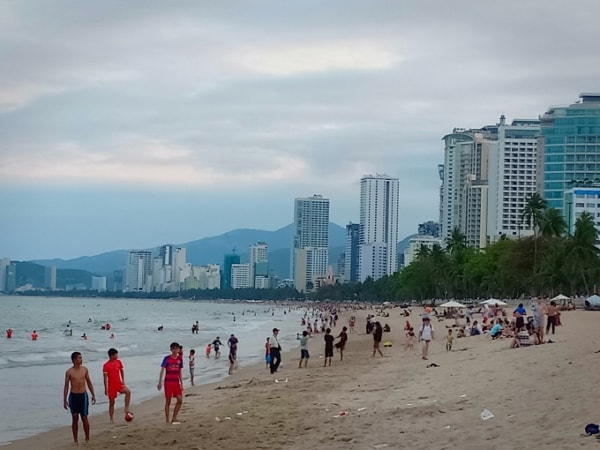 Tại khu vực bãi biển Nha Trang người dân và du khách tập trung khá đông và nhiều người không đeo khẩu trang