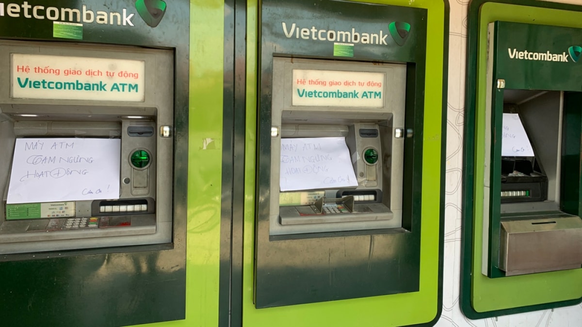 Trụ ATM Ngân hàng Vietcombank bị đập vỡ. Ảnh: TL