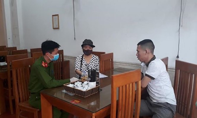 Tuyên truyền, kiểm tra công tác phòng, chống dịch Covid-19 tại quận Cầu Giấy. Ảnh: hanoimoi.com.vn
