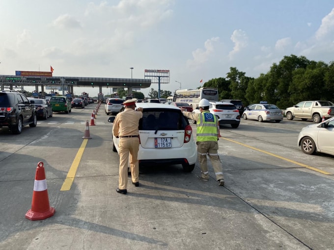 Cảnh sát giao thông hỗ trợ đẩy phương tiện gặp sự cố ra làn dừng khẩn cấp để tránh gây tắc nghẽn giao thông.