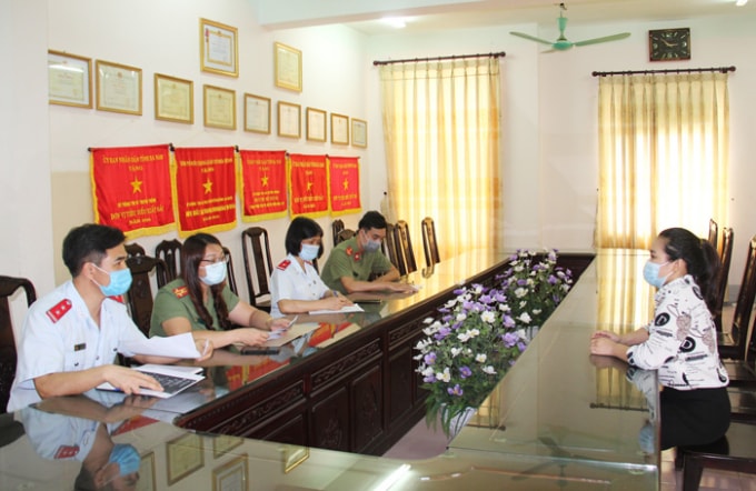 Cơ quan chức năng làm việc với bà Trần Thu Thủy (ảnh nguồn internet).