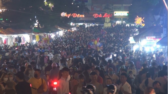 Hàng ngàn người đổ về Đà Lạt nghỉ lễ 30/4 và 1/5.