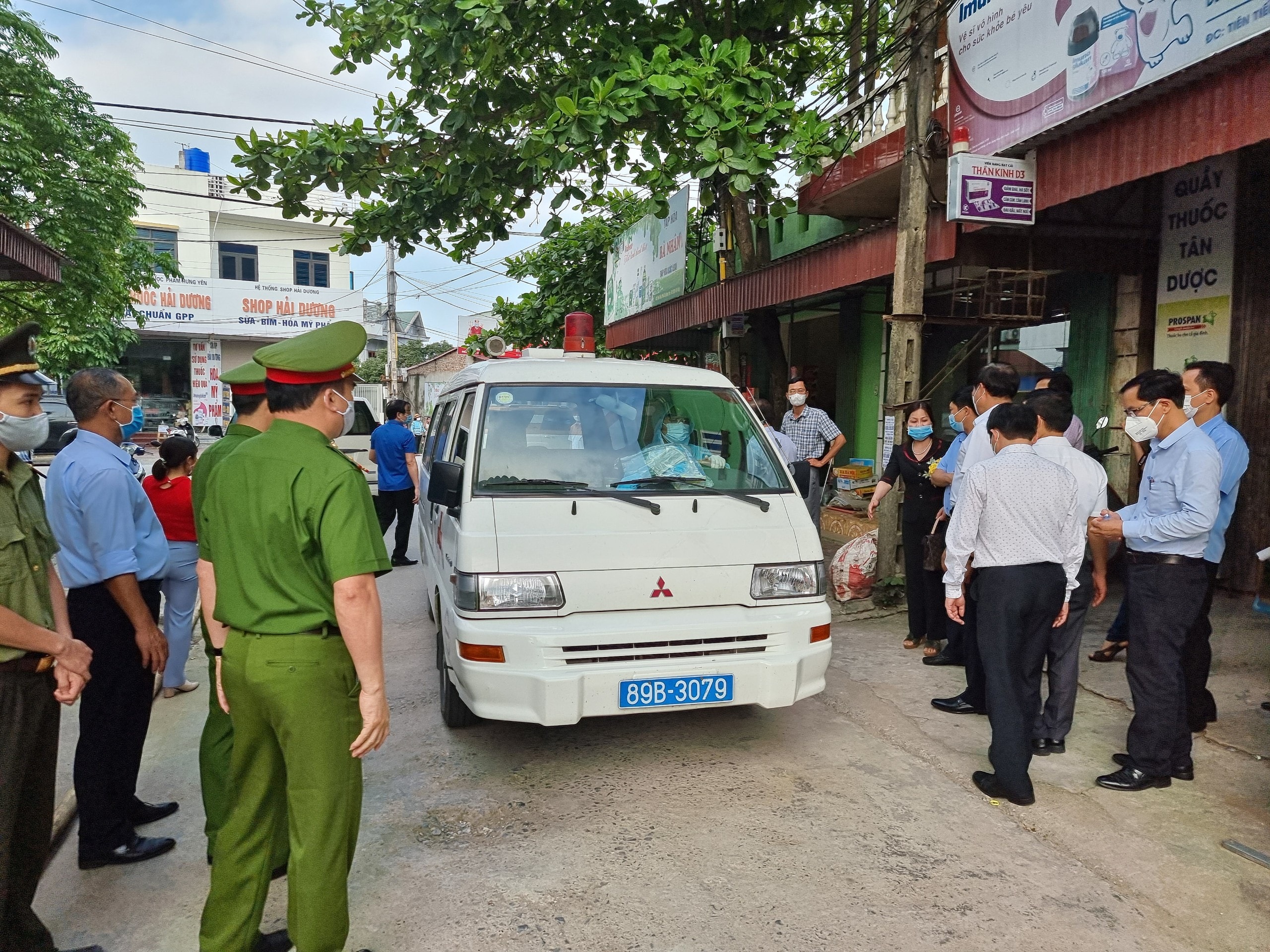 Kiểm tra công tác phòng chống dịch tại chốt kiểm soát dịch Covid-19 thôn Hoàng Xá. Ảnh: suckhoedoisong.vn
