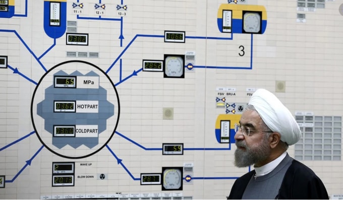Tổng thống Iran Hassan Rohani thăm phòng điều khiển của nhà máy điện hạt nhân Bushehr vào đầu năm nay - Ảnh: AFP