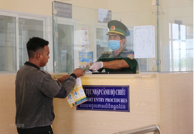 Bộ đội Biên phòng tỉnh An Giang làm thủ tục xuất cảnh đối với cư dân qua lại biên giới tại Trạm kiểm soát liên hợp cửa khẩu quốc tế Tịnh Biên.
