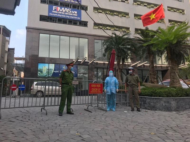 Phong tỏa chung cư Viễn Đông Star, Hoàng Mai liên quan đến ca Covid-19. Ảnh: kinhtedothi.vn