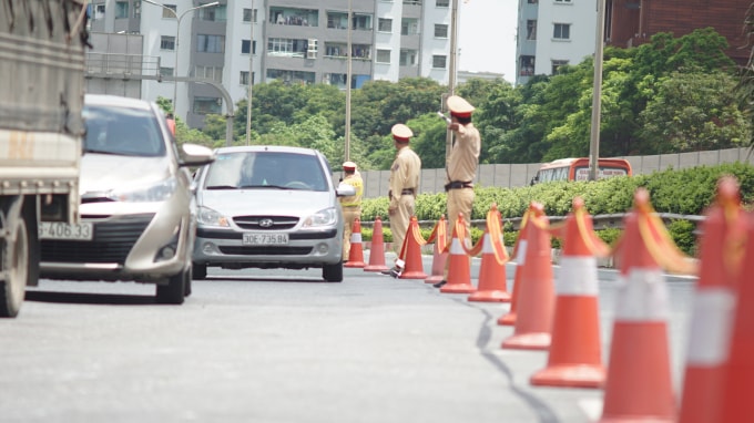 Đại úy Đinh Vạn Sơn - Phó Đội trưởng Đội 3 cho biết, qua trao đổi, phối hợp với CSGT Công an các đơn vị phụ trách địa bàn giáp ranh là Thanh Hóa, Nam Định, Thái Bình, đơn vị đã nắm bắt được thông tin một số lượng lớn khách du lịch đã làm thủ tục trả phòng sau nghỉ lễ và được dự báo sẽ trở về Hà Nội trong chiều nay. Theo đó, phương tiện sẽ tăng đột biến từ khoảng 15h-21h đơn vị đã bố trí cán bộ chiến sĩ chốt trực sớm hơn 1 tiếng so với kế hoạch.