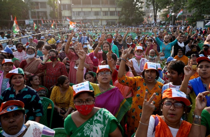 Những người ủng hộ Thủ hiến bang miền đông Tây Bengal và Thủ trưởng Quốc hội Trinamool (TMC), Mamata Banerjee, tham dự cuộc biểu tình vận động bầu cử trước giai đoạn thứ tư của cuộc bầu cử bang, trong bối cảnh dịch COVID-19 bùng phát , ở Kolkata, Ấn Độ, ngày 7 tháng 4 năm 2021. @ REUTERS