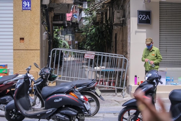 Ngõ 94 Bùi Thị Xuân, nơi ở của bệnh nhân quán bar mắc COVID-19 bị phong tỏa từ tối 2/5