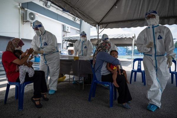 Nhân viên y tế lấy mẫu xét nghiệm COVID-19 tại Kuala Lumpur, Malaysia. Ảnh: AFP