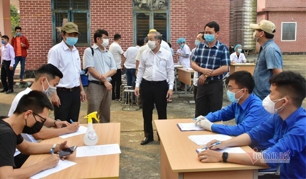 Ông Phan Ngọc Thọ, Chủ tịch UBND Thừa Thiên - Huế (giữa) trong một lần kiểm tra công tác chống dịch COVID-19. Ảnh: VNN