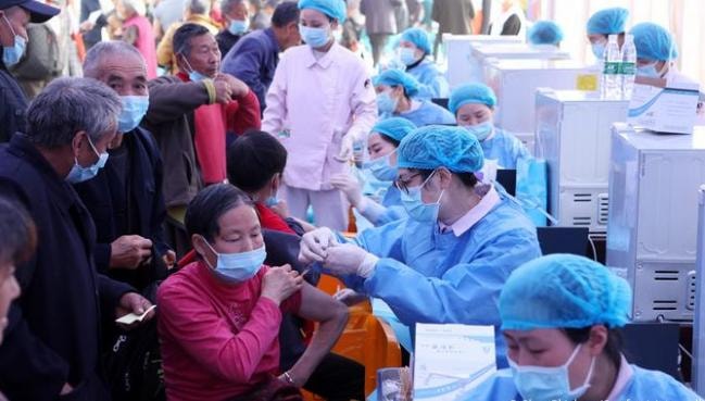 Người dân Trung Quốc được tiêm chủng bằng vắc xin trong nước - Ảnh: Xinhua