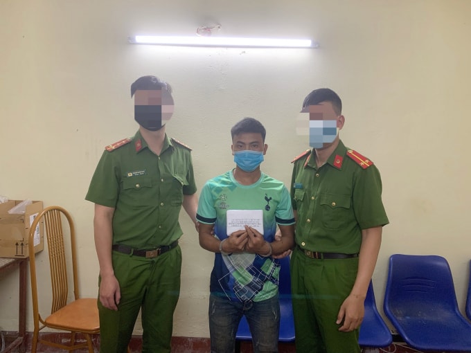 Đối tượng Lầu A Chứ cùng tang vật tại cơ quan điều tra
