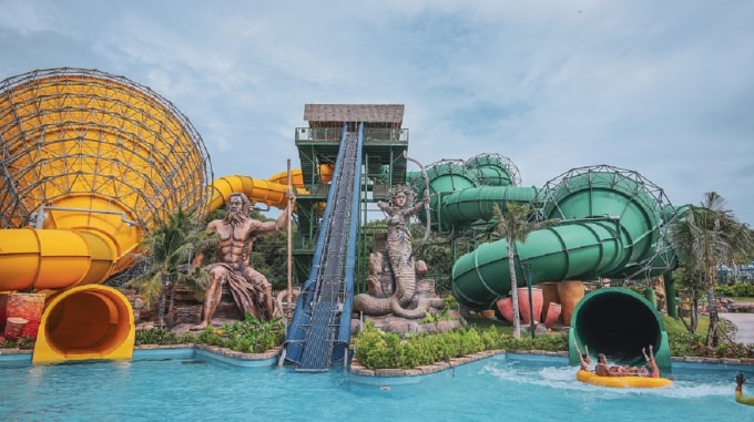 Các trò chơi tại Aquatopia Water Park.